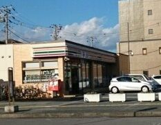 コンビニ　セブンイレブン（コンビニ）まで830m