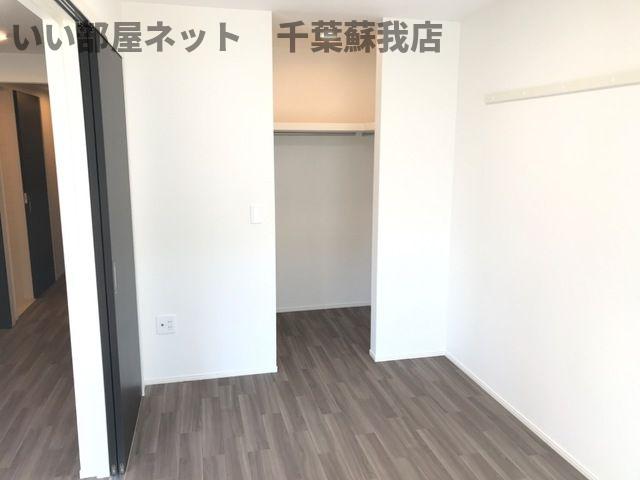 その他部屋・スペース　落ち着いた色調の寝室です