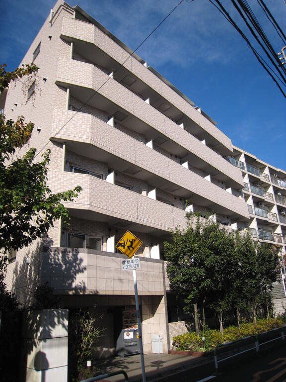 建物外観　外壁タイル貼の高級感のある外観です。