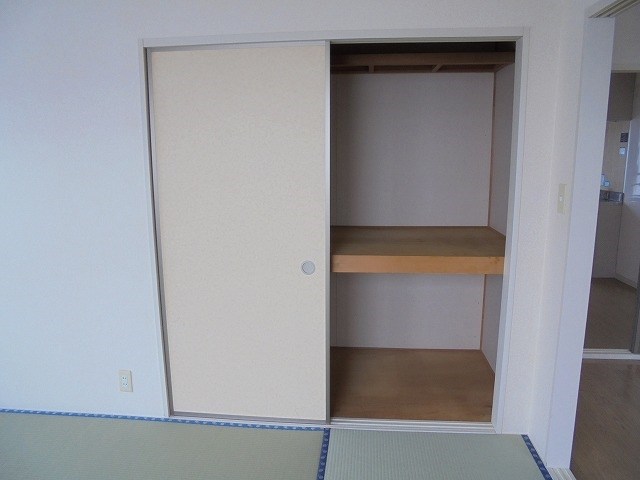 収納　写真は201号室です