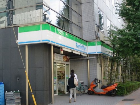 コンビニ　FamilyMart 江戸川橋駅西店（コンビニ）まで728m