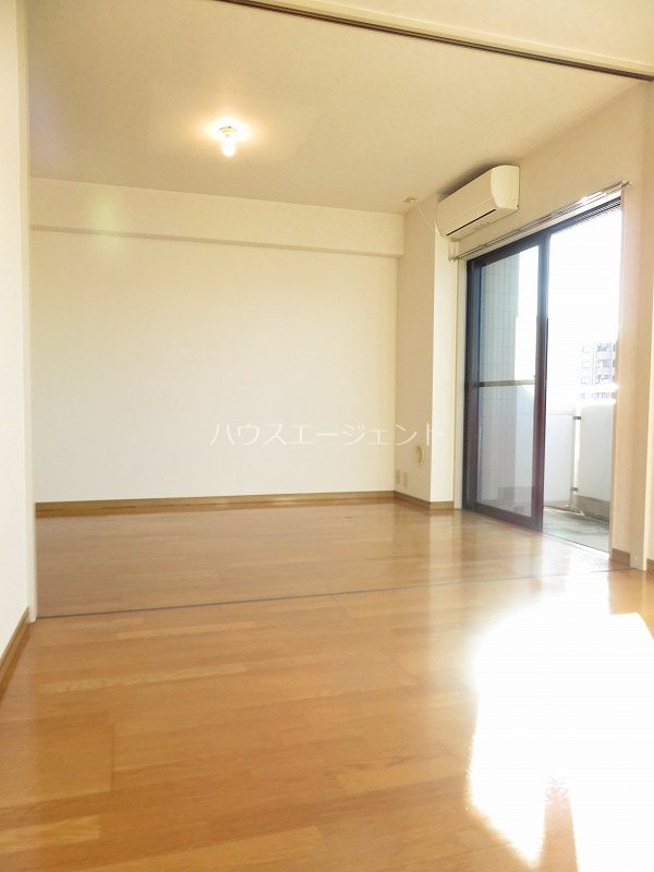 居室・リビング　広々約15帖のリビング。※参考画像・反転タイプ