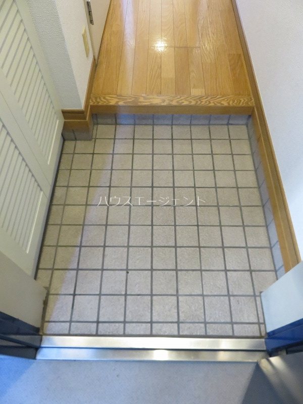 玄関　玄関から広々としています。シューズボックスもあります。※参考