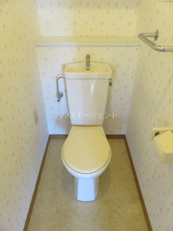 トイレ　清潔感のあるトイレ。※参考画像・反転タイプ