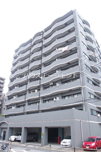 建物外観　きれいでおしゃれな外観。１階は、店舗・駐車場などです。