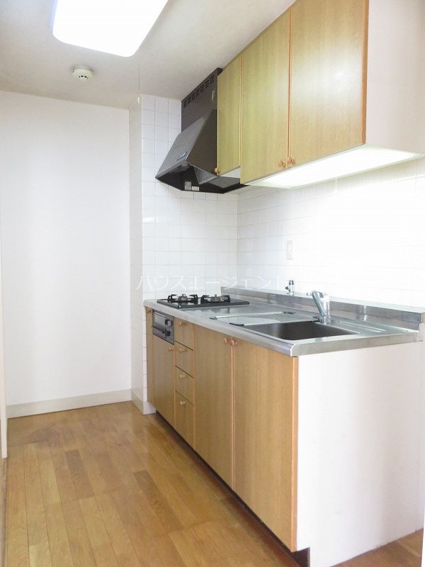 キッチン　システムキッチン（グリル付き）です。※参考画像・反転タイプ