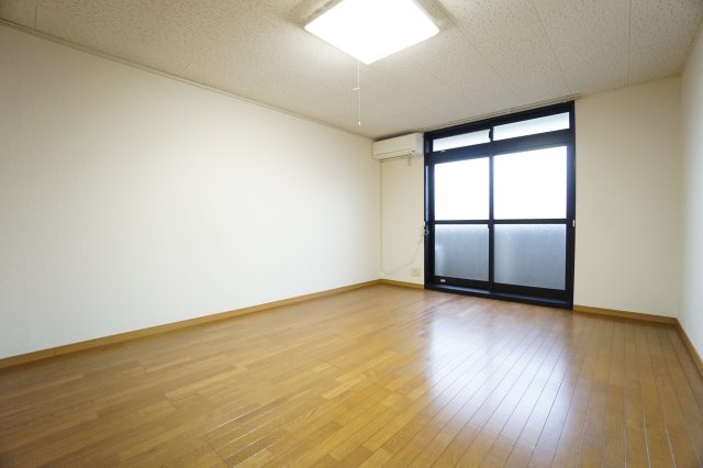 居室・リビング　※同物件、反転タイプの写真になります。