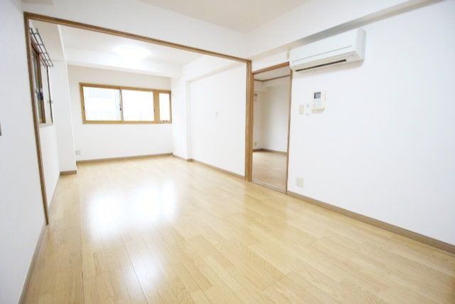 居室・リビング　キッチン側からの洋室