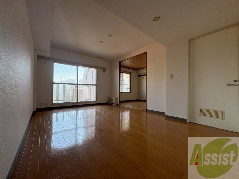 居室・リビング　リビングです。白を基調としていてお部屋全体が明るいですね！