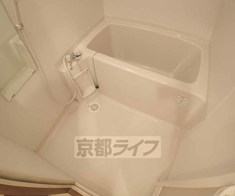 バス・シャワールーム　清潔感のあるバスルームです。