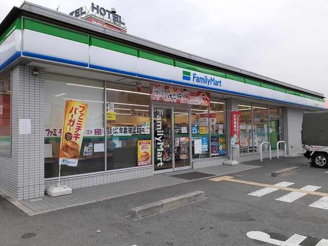 コンビニ　ファミリーマート様（コンビニ）まで491m