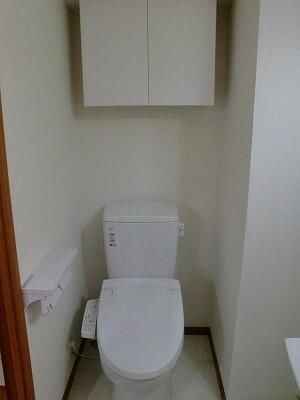 トイレ　落ち着いた色調のトイレです
