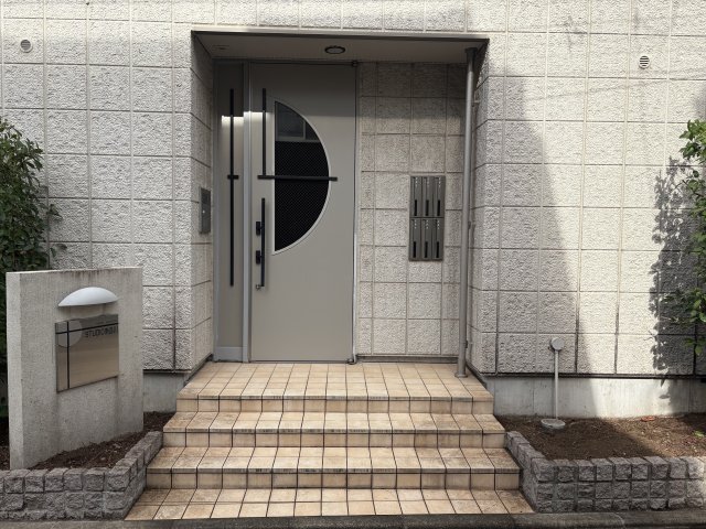 エントランス　１階の入口ドアはオートロックとなっています。