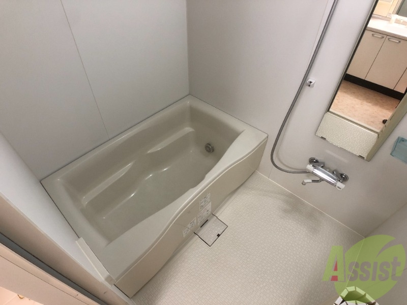 バス・シャワールーム　こちらはお風呂。一日の疲れをここで癒してください。