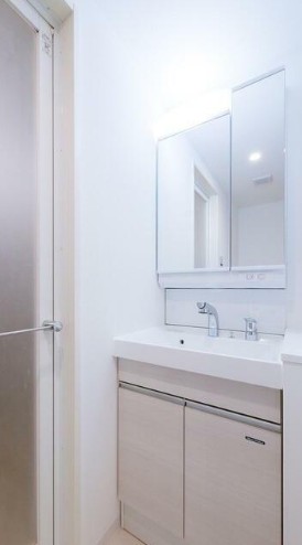洗面設備　別部屋参考写真（設備交換前）