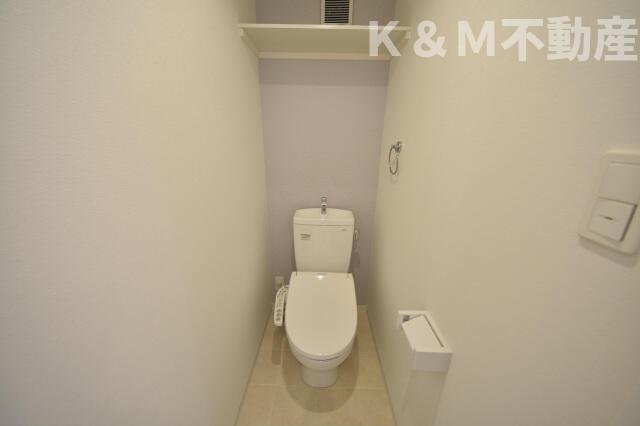 トイレ　落ち着いた色調のトイレです