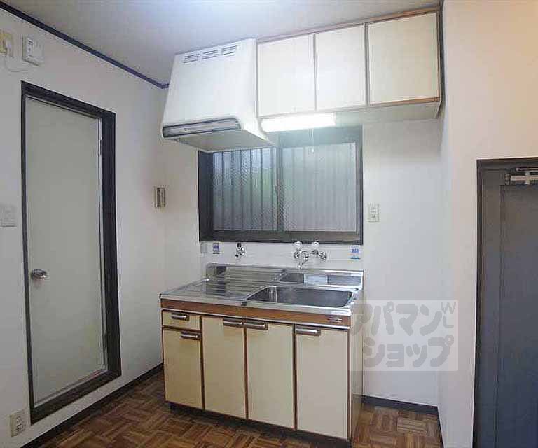 キッチン　収納力のあるクローゼットです