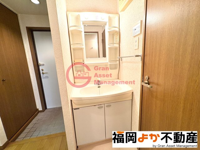 洗面設備　独立洗面台あり、毎朝おしゃれに忙しい女性の方におすすめです