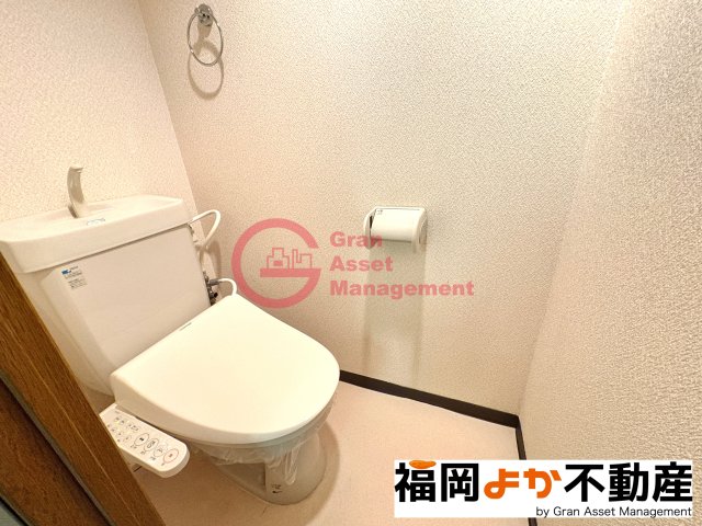 トイレ　落ち着いた色調のトイレです