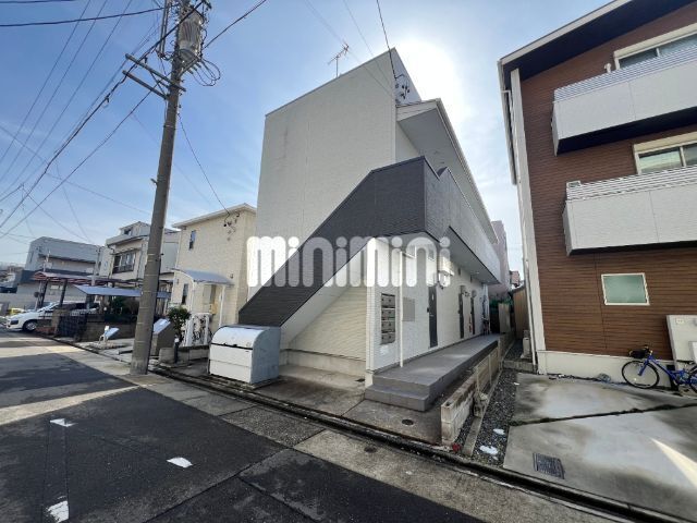 エントランス　天井が高く開放感があります
