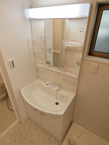 洗面設備　シャンプードレッサーの独立洗面台です。