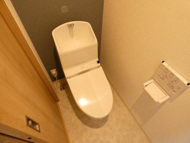 トイレ　温水洗浄便座付のトイレです。