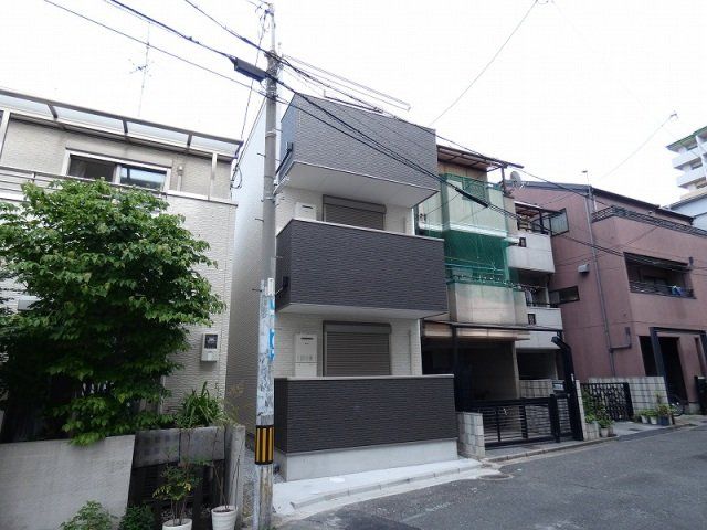 建物外観　3階建てのスマートな建物です。