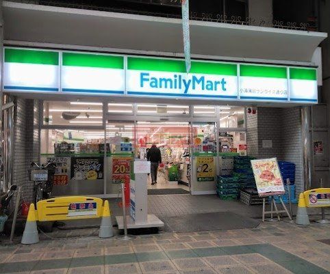 コンビニ　ファミリーマート小浦蒲田サンライズ通り店（コンビニ）まで180m