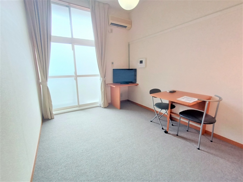 居室・リビング　家電・家具付きのお部屋です。