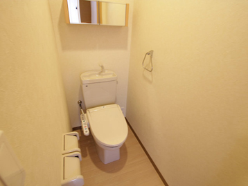 トイレ　温水シャワー付きトイレです