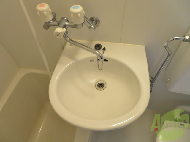 洗面設備　洗面台はバスタブとトイレの間にありますね
