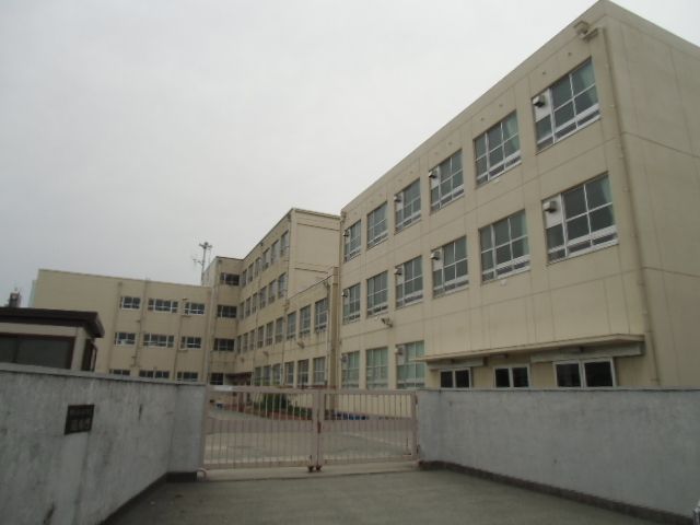 小学校　名古屋市立中小田井小学校（小学校）まで653m