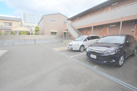 駐車場　あなたの大事な車も安心して駐車できます。