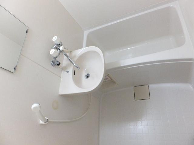 バス・シャワールーム　バス・トイレ別なのでゆっくりお風呂に入れます