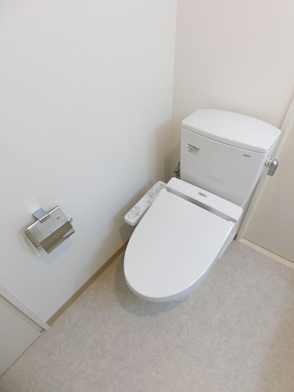 トイレ　機能的で快適な温水洗浄便座になります
