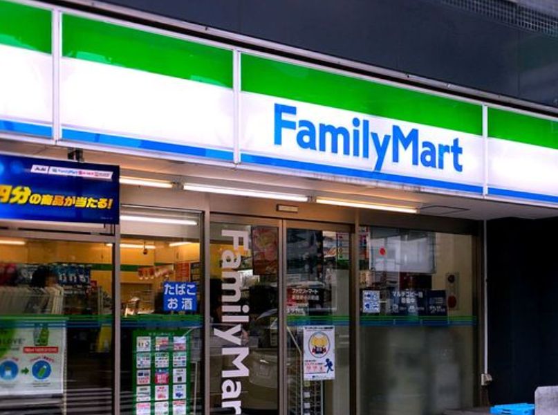 コンビニ　ファミリーマート新宿新小川町店（コンビニ）まで357m