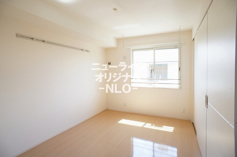 その他部屋・スペース　白を基調とした明るいお部屋で、インテリアが映えます。