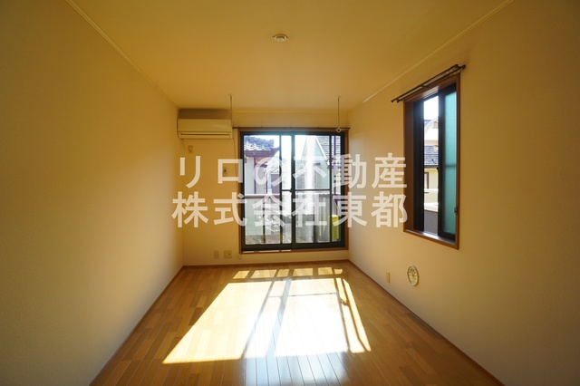 居室・リビング　２面採光なので、明るく風通しのよい過ごしやすいお部屋です♪