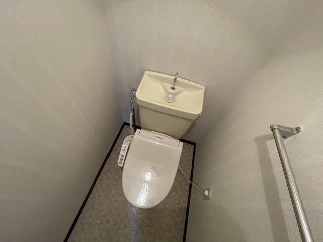 トイレ　ウォシュレット付きの洋式トイレです♪