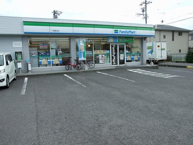 コンビニ　ファミリーマート（コンビニ）まで320m