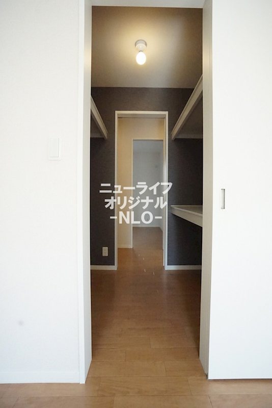収納　居室と廊下の両方から入れるので生活導線がスムーズです☆