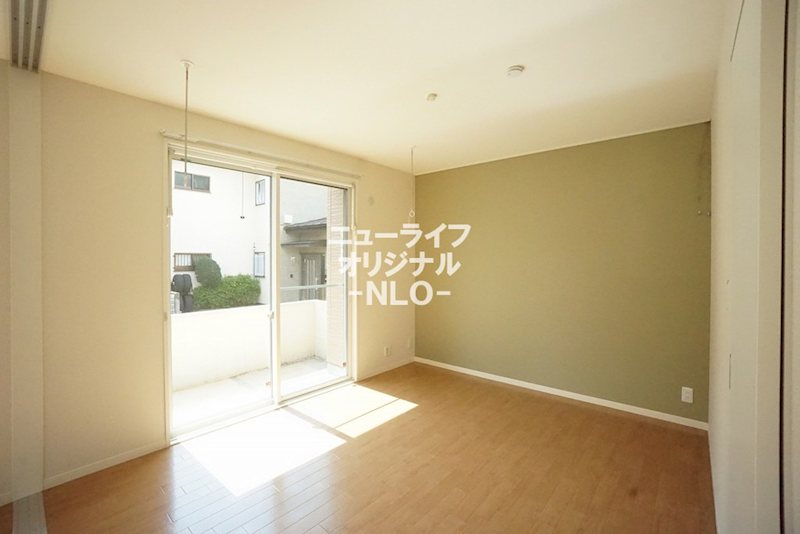 その他　洋室6.4帖　グリーンのアクセントクロスが空間をお洒落に演出