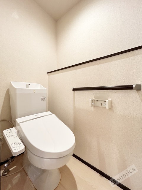 トイレ　人気アイテムの温水洗浄便座。清潔感のあるトイレです。