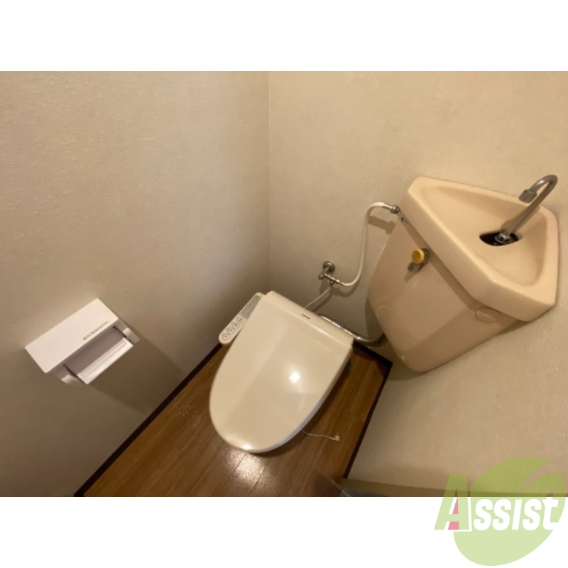 トイレ　嬉しいウォシュレット付きのトイレになります。