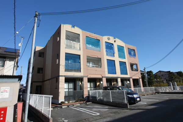 建物外観　３階建てマンション！