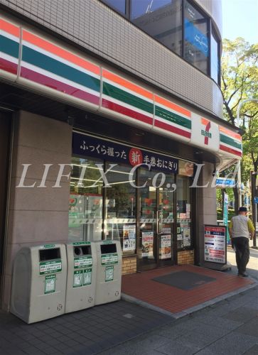コンビニ　セブンイレブン伊勢佐木長者町駅前店（コンビニ）まで242m