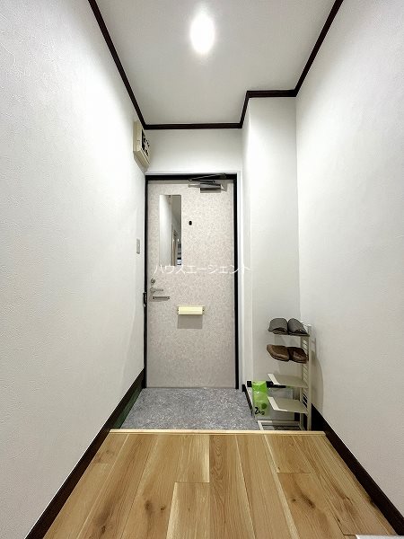 玄関　フルリノベーションのお部屋で室内大変きれいになっております。