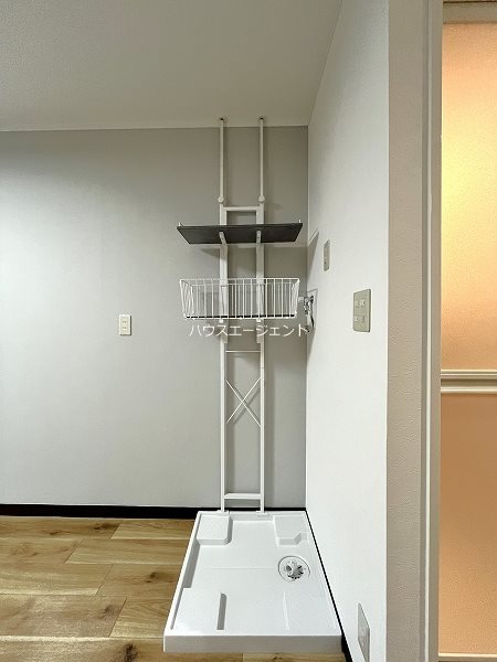 その他　洗濯機置き場上部には洗剤なども置けるラック付♪