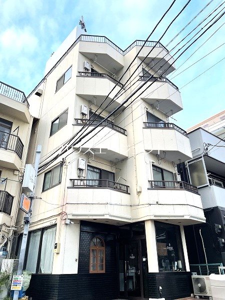 建物外観　日当たり良好で道路を挟んで公園の目の前なので眺望も良いです！