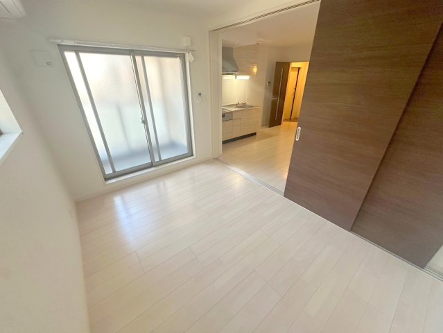 その他部屋・スペース　ゆとりのあるベッドルームで快適な睡眠をとってくださいね。